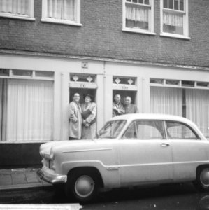 KVP-fractie bezoekt krotwoningen in Amsterdam, Bestanddeelnr 914-3185