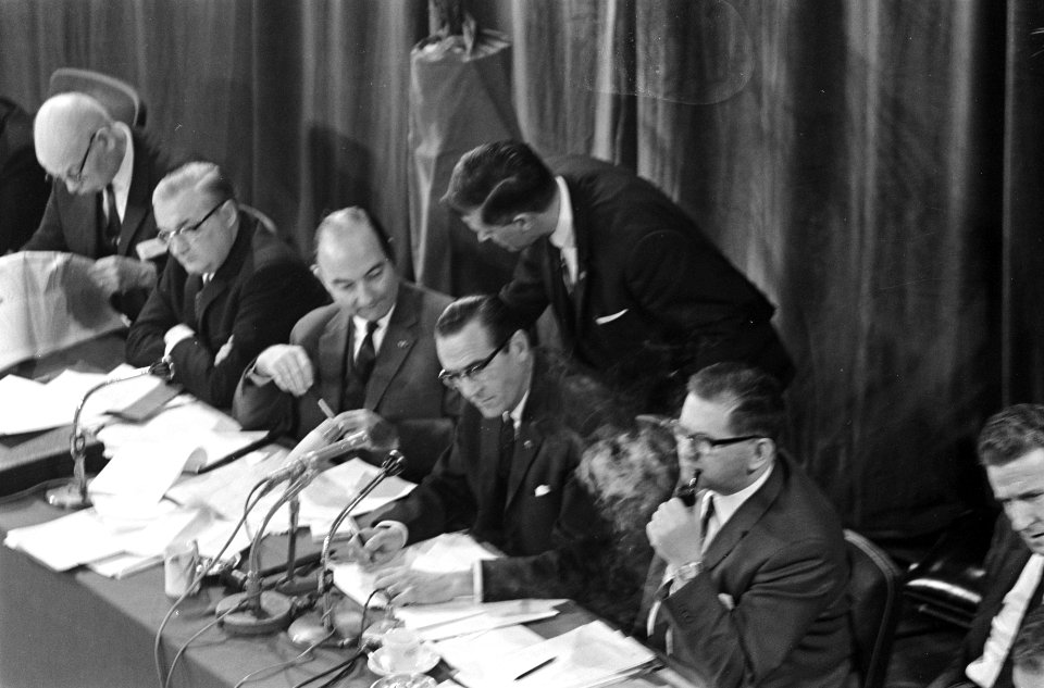 KVP-partijraad in Arnhem, bestuurstafeli, Bestanddeelnr 920-9163