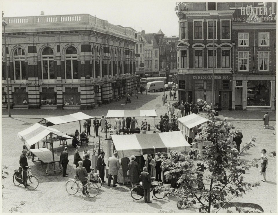 Kunstmarkt op de Grote Markt, ziende naar de Grote Houtstraat. NL-HlmNHA 54014777