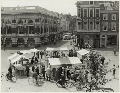 Kunstmarkt op de Grote Markt, ziende naar de Grote Houtstraat. NL-HlmNHA 54014777