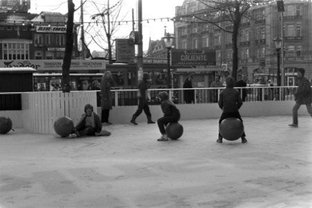 Kunstijsbaan op Leidseplein, 25.26 Kinderen met skippy-ballen 27.28 Reclameborde, Bestanddeelnr 931-8643