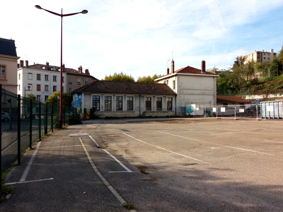 La Mulatière - Place Général Leclerc, parking de l'Aquarium de Lyon, vue sur l'école Paul Nas