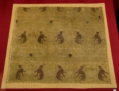 Lampas textile fragment, Italy, 14th century AD, silk with double layer of gold thread - Cinquantenaire Museum - Brussels, Belgium - DSC08805