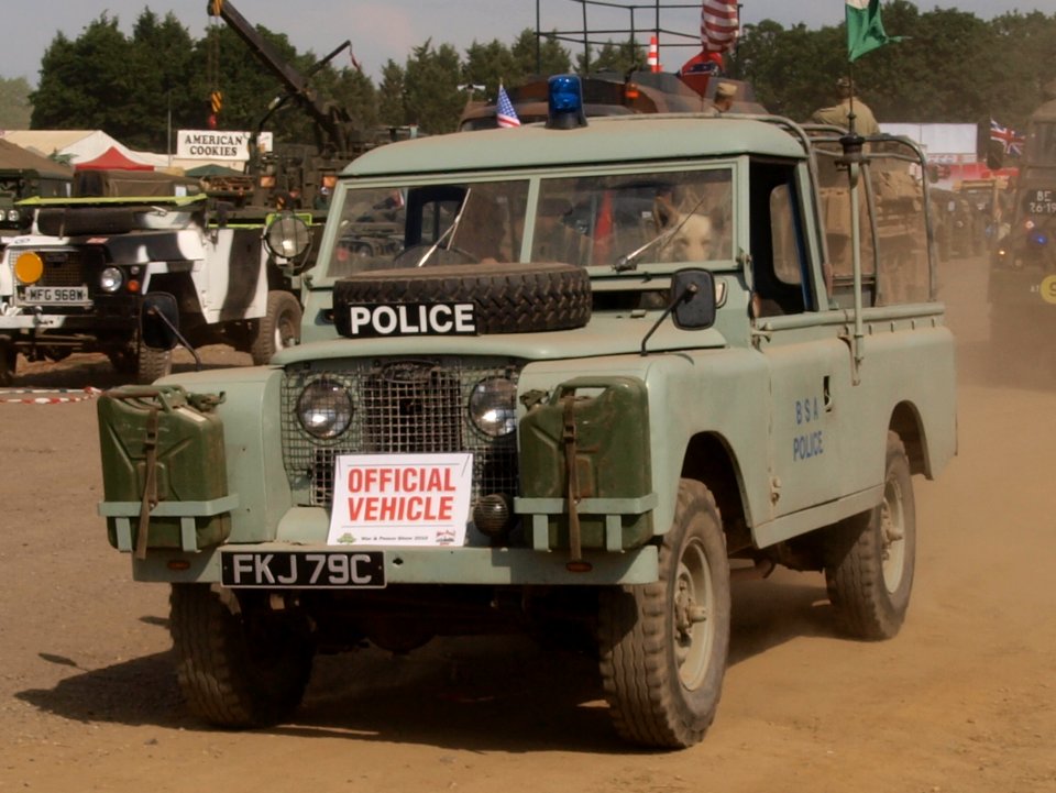 Land Rover, licence registration '-22