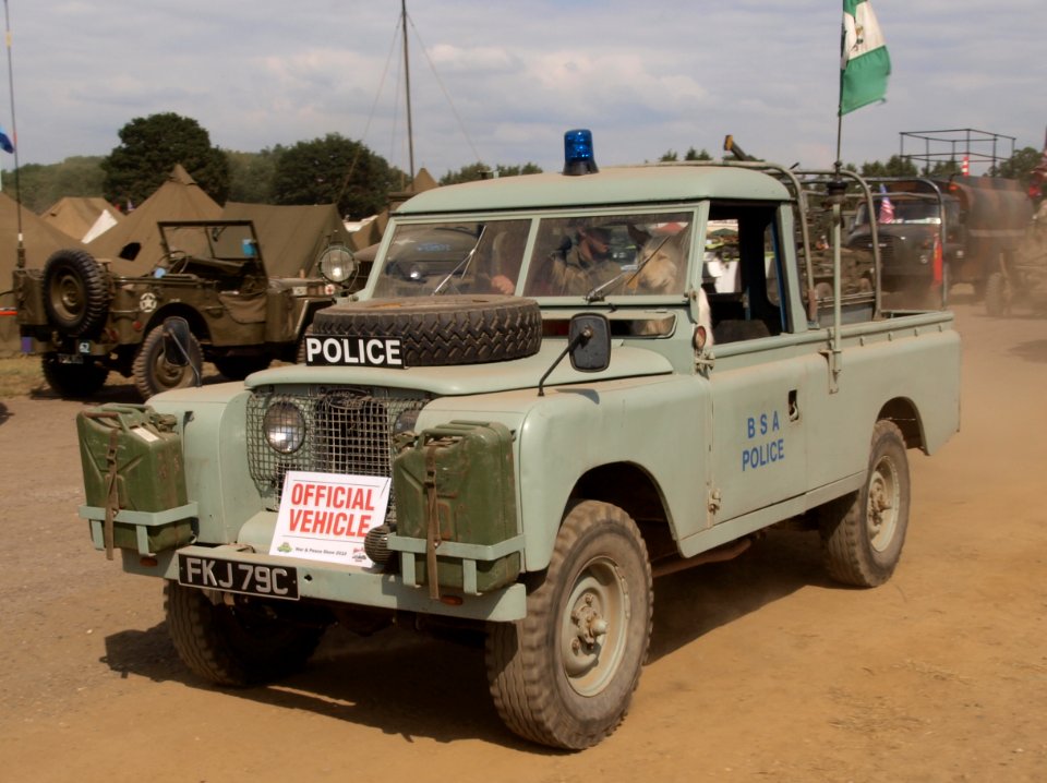 Land Rover, licence registration '-23