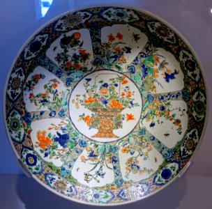 Large famille verte dish, China, Jingdezhen, Qing dynasty, Kangxi period, c. 1700-1720, porcelain, polychrome enamel - Montreal Museum of Fine Arts - Montreal, Canada - DSC09405