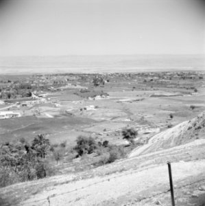 Landschap in de omgeving van Jericho. De Wadi el Kelt en de overgang naar de vla, Bestanddeelnr 255-5611 photo