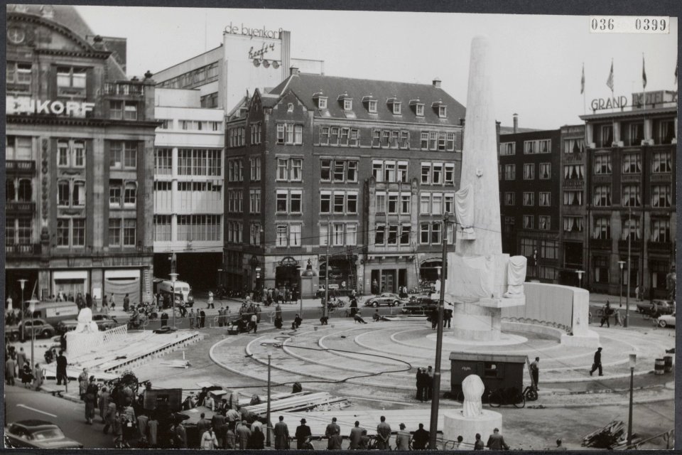 Laatste voorbereidingen worden getroffen voor de onthulling van het monument., Bestanddeelnr 036-0399