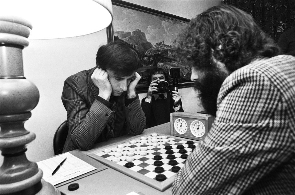 Laatste ronde damvierkamp (Amsterdam) Wiersma (r) tegen Gantwarg (l), Bestanddeelnr 930-0495