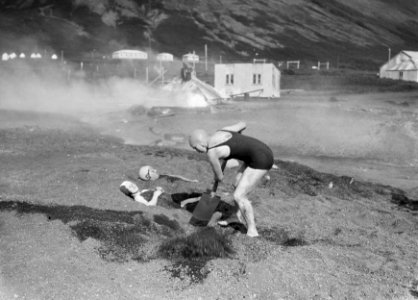 Laugarvatn Meisje begraaft andere meisjes onder warme vulkanische as in de buur, Bestanddeelnr 190-0364