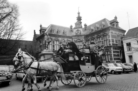 Laatste rit postkoets van Van Gend en Loos en Utrecht. Postkoets bij Domtoren, Bestanddeelnr 921-1445