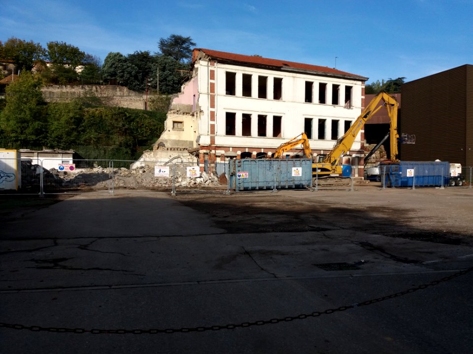 La Mulatière - Place Général Leclerc, parking de l'Aquarium de Lyon, immeuble en destruction