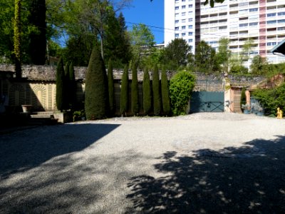 La Mulatière - Jardin de La Bonne Maison - Cyprès derrière le portail