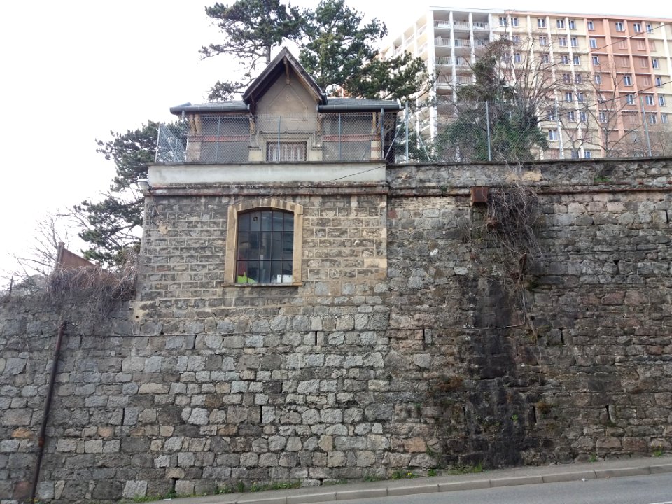 La Mulatière - Chemin de Fontanières - Mur et maison ancienne, en face de la rue Clément Mulat
