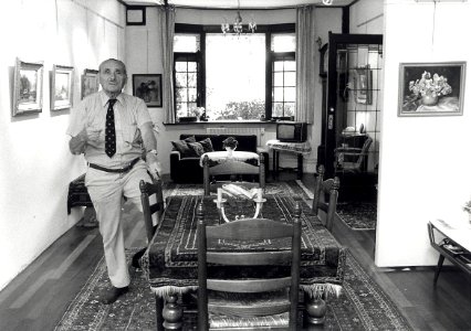 Kunsthandelaar Henri in zijn woning aan de Kloppersingel 69, zijn woonkamer is ingericht als art gallery. Aangekocht van United Photos de Boer bv. - Negatiefnummer 36527 k 20 a. - Gepublicee, NL-HlmNHA 54033991