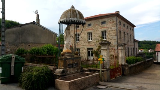 La prune, statue de la Vierge