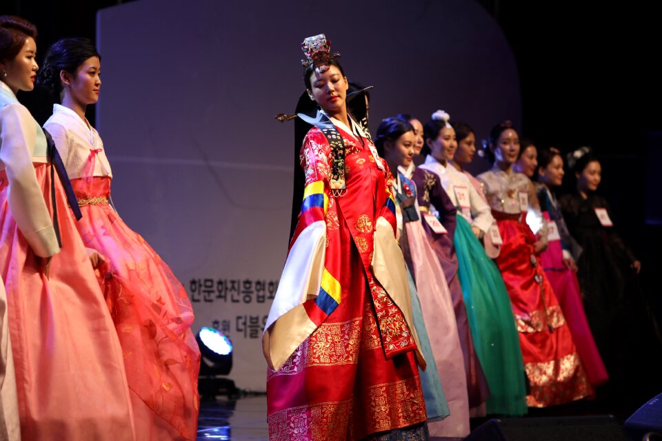 People dress up women's