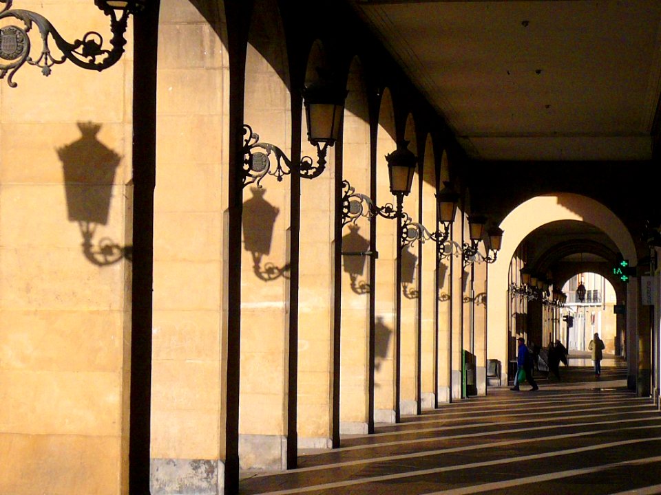 Logroño - Soportales de la Calle del Muro de Francisco de la Mata, domingo por la mañana
