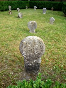 Lacommande (Pyr-Atl, Fr) stèle avec un coin du cimetière