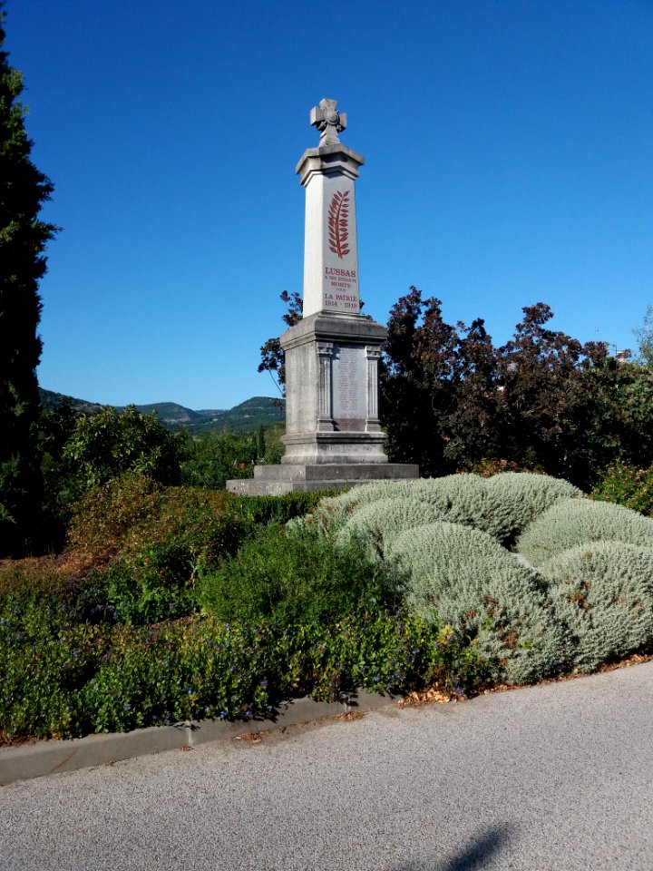 Lussas - Place de la Mairie, monument aux morts (1)