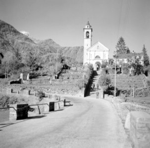 Maggia Dorpskerk aan de oever van de rivier Maggia, Bestanddeelnr 254-4881