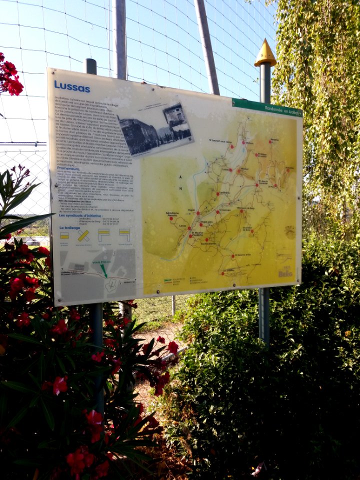 Lussas - Place de la Mairie, panneau Randonnée en Ardèche