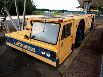 Lufthansa Pushback tractor, pic1