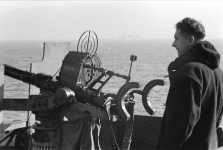 Man achter luchtafweergeschut op een koopvaardijschip, Bestanddeelnr 935-3071 photo