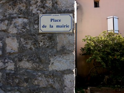 Lussas - Place de la Mairie, plaque