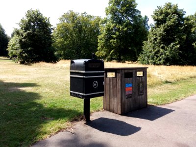 London - Kensington Gardens, waste bins