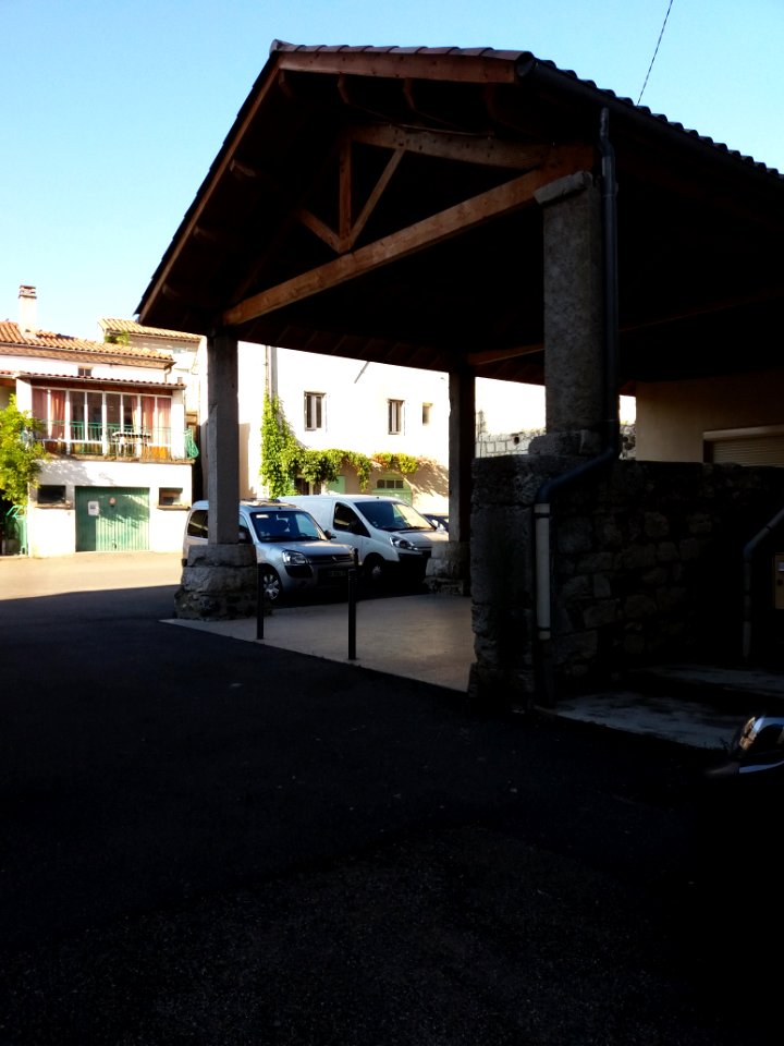 Lussas - Route de Mirabel, auvent