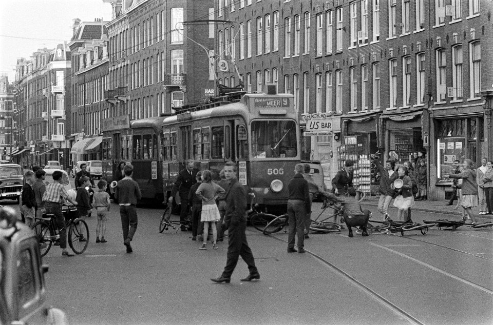 Luilak in Amsterdam, de jeugd in de Van Woustraat , een jeugdige oproerkraaier w, Bestanddeelnr 915-2136