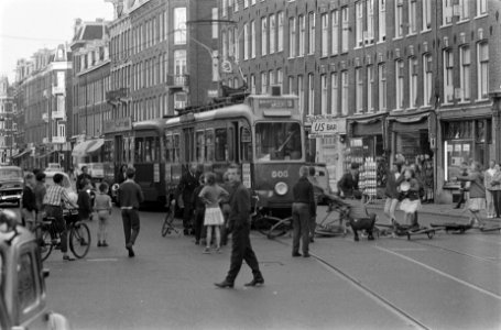 Luilak in Amsterdam, de jeugd in de Van Woustraat , een jeugdige oproerkraaier w, Bestanddeelnr 915-2136