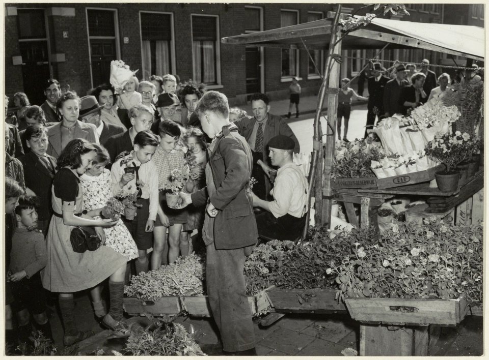 Luilakmarkt aan de Gasthuissingel. NL-HlmNHA 54004061