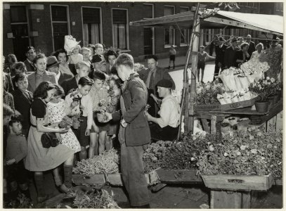 Luilakmarkt aan de Gasthuissingel. NL-HlmNHA 54004061
