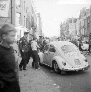 Luilakviering in Amsterdam, tram moet stoppen, fietsen op rails, Bestanddeelnr 916-4407