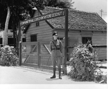Luitenant H. Schulte-Nordholt staat bij de ingang van de kazerne van de Compagni, Bestanddeelnr 935-1342