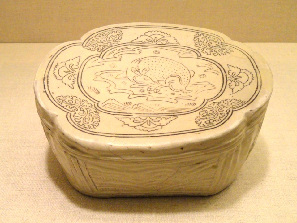 Lobed Pillow, late 11th to early 12th century, Northern Song Dynasty, cizhou-type ware, stoneware with stamped and molded deer design - Art Institute of Chicago - DSC00272