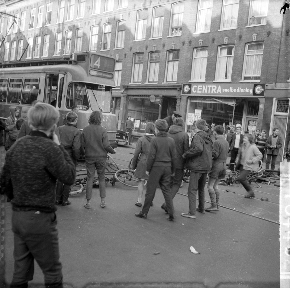 Luilakviering in Amsterdam, tram moet stoppen, fietsen op rails, Bestanddeelnr 916-4402