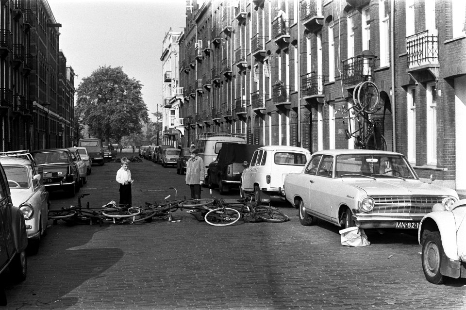 Luilak in Amsterdam barricade van fietsen, Bestanddeelnr 922-4557