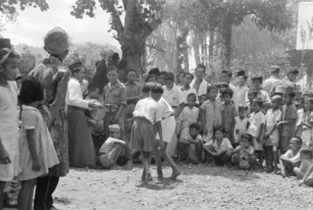 Loeboek Te Loeboek Bargaloeng (Padang) werd onlangs een districtskantoor geopen, Bestanddeelnr 1515-1-2