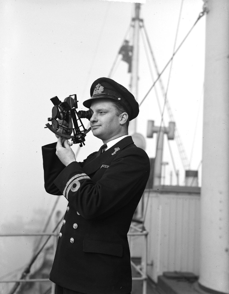 Luitenant Brakema met Plath Sextant (van firma Vrins), Bestanddeelnr 903-8526