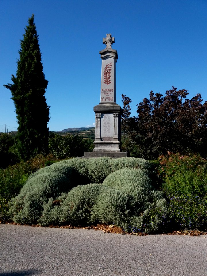 Lussas - Place de la Mairie, monument aux morts (2)