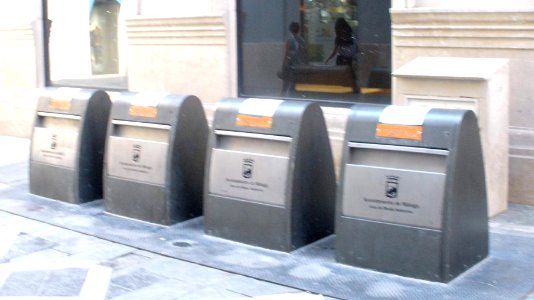 Málaga - contenedores de reciclaje 1
