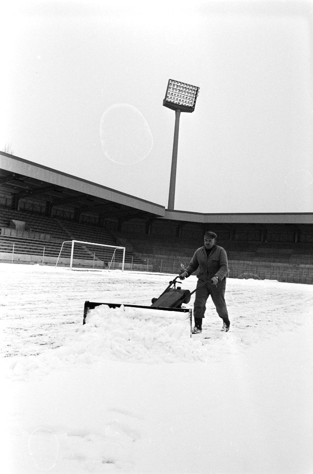 Man met sneeuwschuiver, Bestanddeelnr 924-3348