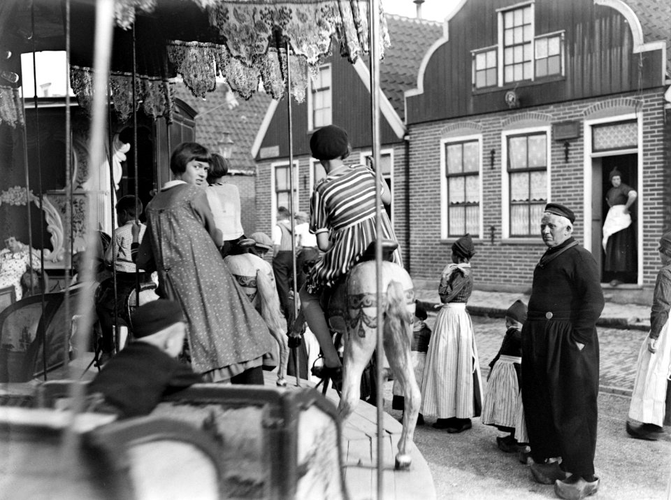 Man en kinderen, allen in klederdracht, bij zweefmolen, Bestanddeelnr 190-0504