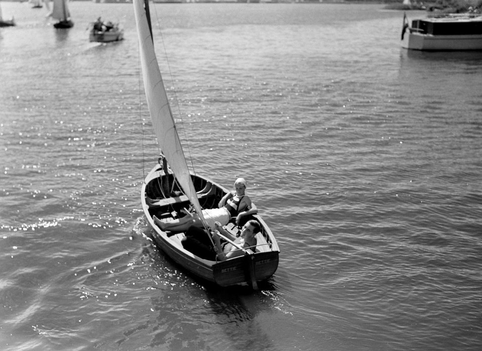 Man en vrouw varend in zeilboot 'Bettie', Bestanddeelnr 191-0158