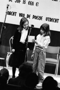 Lotje en Franca dragen hun gedicht De juffrouw is een ei voor, Bestanddeelnr 932-5293