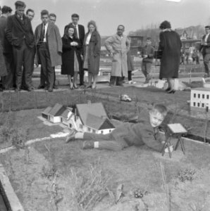 Madurodam krijgt Volkshogeschool Allardsoog overdracht door Allard Stapel (zoon , Bestanddeelnr 913-7946