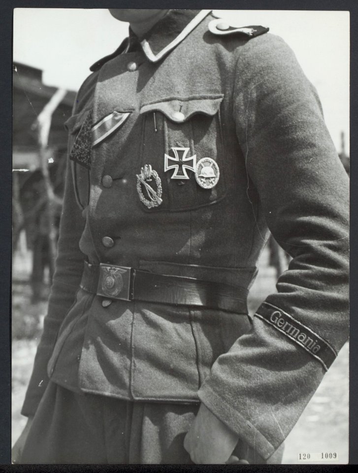 Man in uniform van het regiment Germaniavan de SS Wiking divisie in het gevang, Bestanddeelnr 120-1009